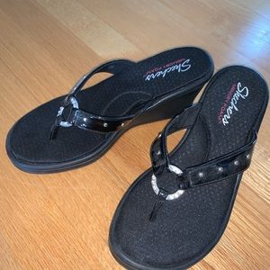 black sketcher flip flop heels